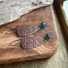 Load image into Gallery viewer, Copper textured dangle earrings with teal blue green Czech glass