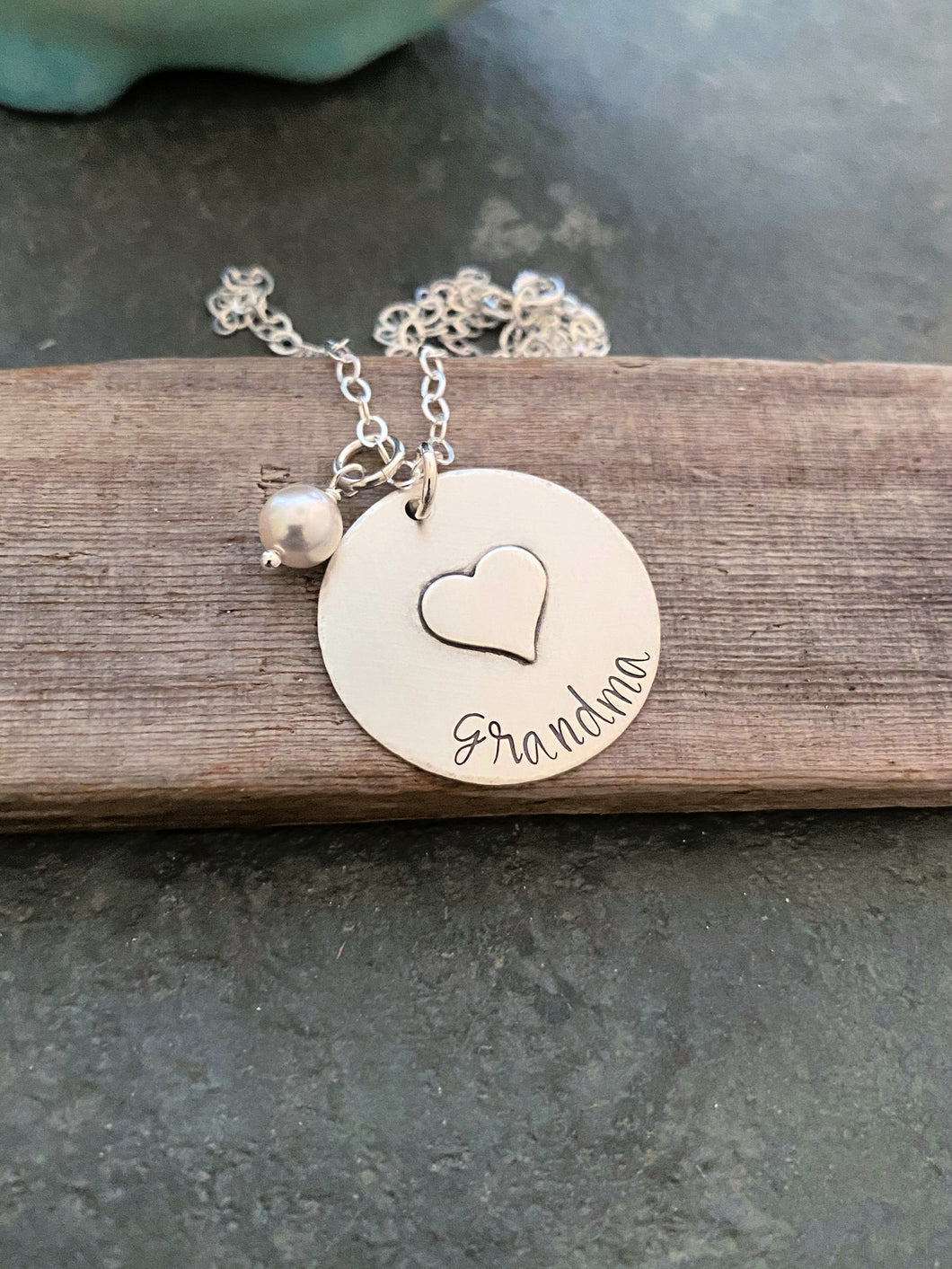 Sterling silver name necklace with heart and pearl - Personalized name jewelry - Gift for mom