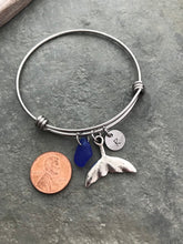 Load image into Gallery viewer, Whale tail bracelet, stainless steel adjustable bangle with genuine sea glass, hand stamped initial disc Beach glass jewelry whale tail
