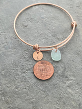 Load image into Gallery viewer, stainless steel initial sea glass bracelet - adjustable beach bangle - genuine sea glass  expandable wire bangle - Gold, silver or rose gold
