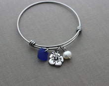 Load image into Gallery viewer, stainless steel adjustable beach bangle bracelet with pewter hibiscus flower charm, genuine sea glass and freshwater pearl Hawaiian jewelry
